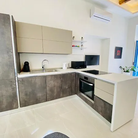 Centrally Located Unique 2-bed Apt & 2.5 Bathrooms