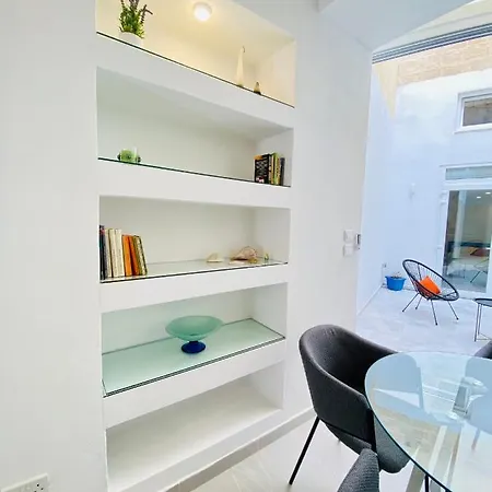 Semesterbostad Centrally Located Unique 2-bed Apt & 2.5 Bathrooms Żebbuġ