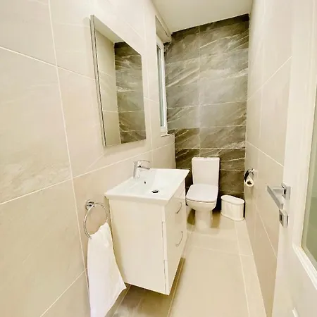 Centrally Located Unique 2-bed Apt & 2.5 Bathrooms *