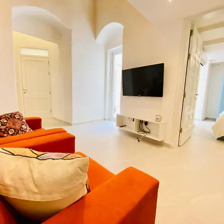 Centrally Located Unique 2-bed Apt & 2.5 Bathrooms