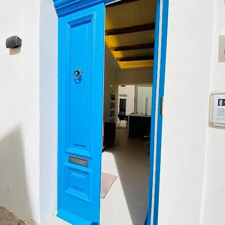 Centrally Located Unique 2-bed Apt & 2.5 Bathrooms Żebbuġ