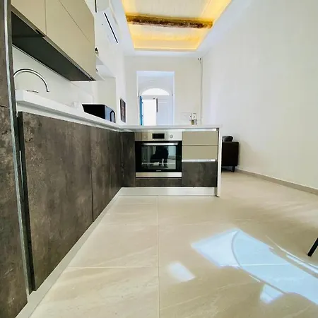 Centrally Located Unique 2-bed Apt & 2.5 Bathrooms Semesterbostad *