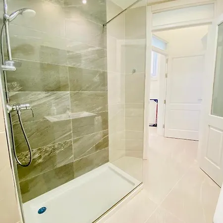 Centrally Located Unique 2-bed Apt & 2.5 Bathrooms *