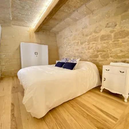 Semesterbostad Centrally Located Unique 2-bed Apt & 2.5 Bathrooms *