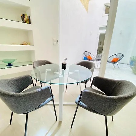 Semesterbostad Centrally Located Unique 2-bed Apt & 2.5 Bathrooms