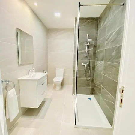 Semesterbostad Centrally Located Unique 2-bed Apt & 2.5 Bathrooms *