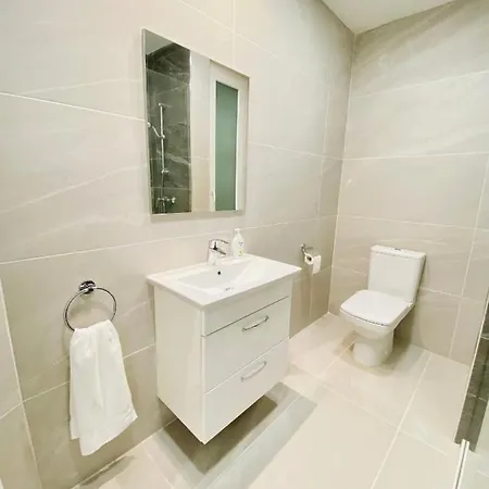 Centrally Located Unique 2-bed Apt & 2.5 Bathrooms Semesterbostad *