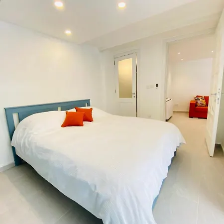 Semesterbostad Centrally Located Unique 2-bed Apt & 2.5 Bathrooms *
