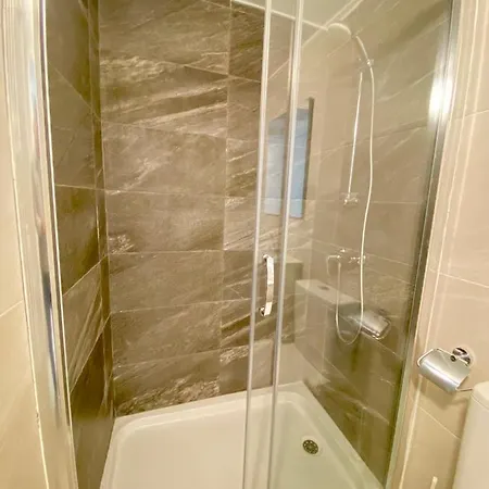 Centrally Located Unique 2-bed Apt & 2.5 Bathrooms Semesterbostad *