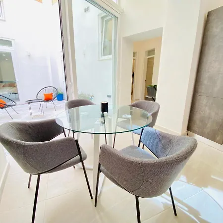 Holiday home Centrally Located Unique 2-bed Apt & 2.5 Bathrooms *