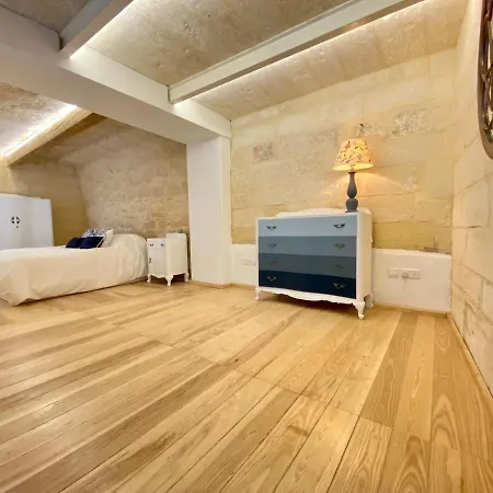 Centrally Located Unique 2-bed Apt & 2.5 Bathrooms *