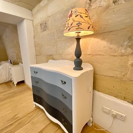 Centrally Located Unique 2-bed Apt & 2.5 Bathrooms Holiday home *